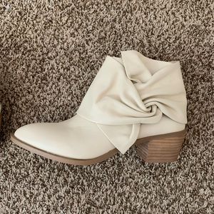 New Cream ankle boots size 9.5. Tan sole booties